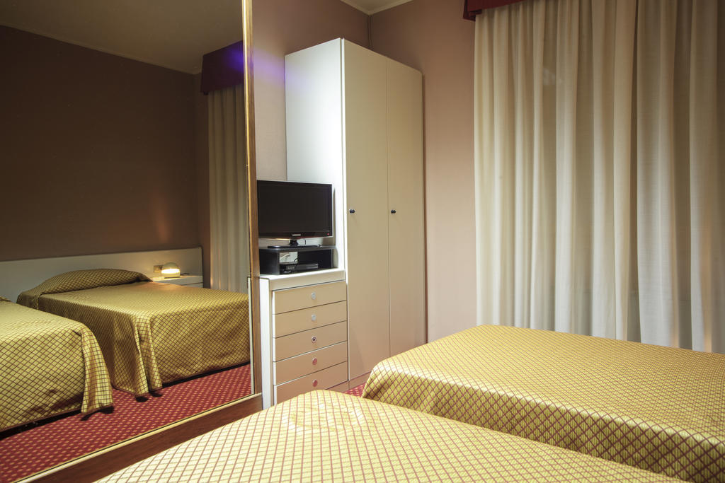 Hotel I Diamanti Garlasco Habitación foto