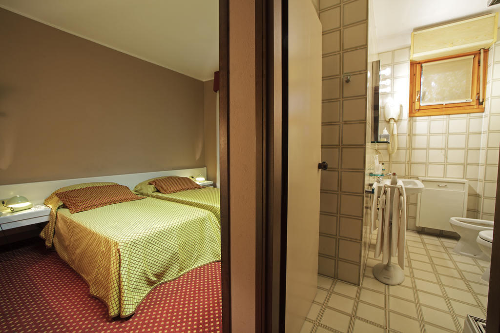 Hotel I Diamanti Garlasco Habitación foto